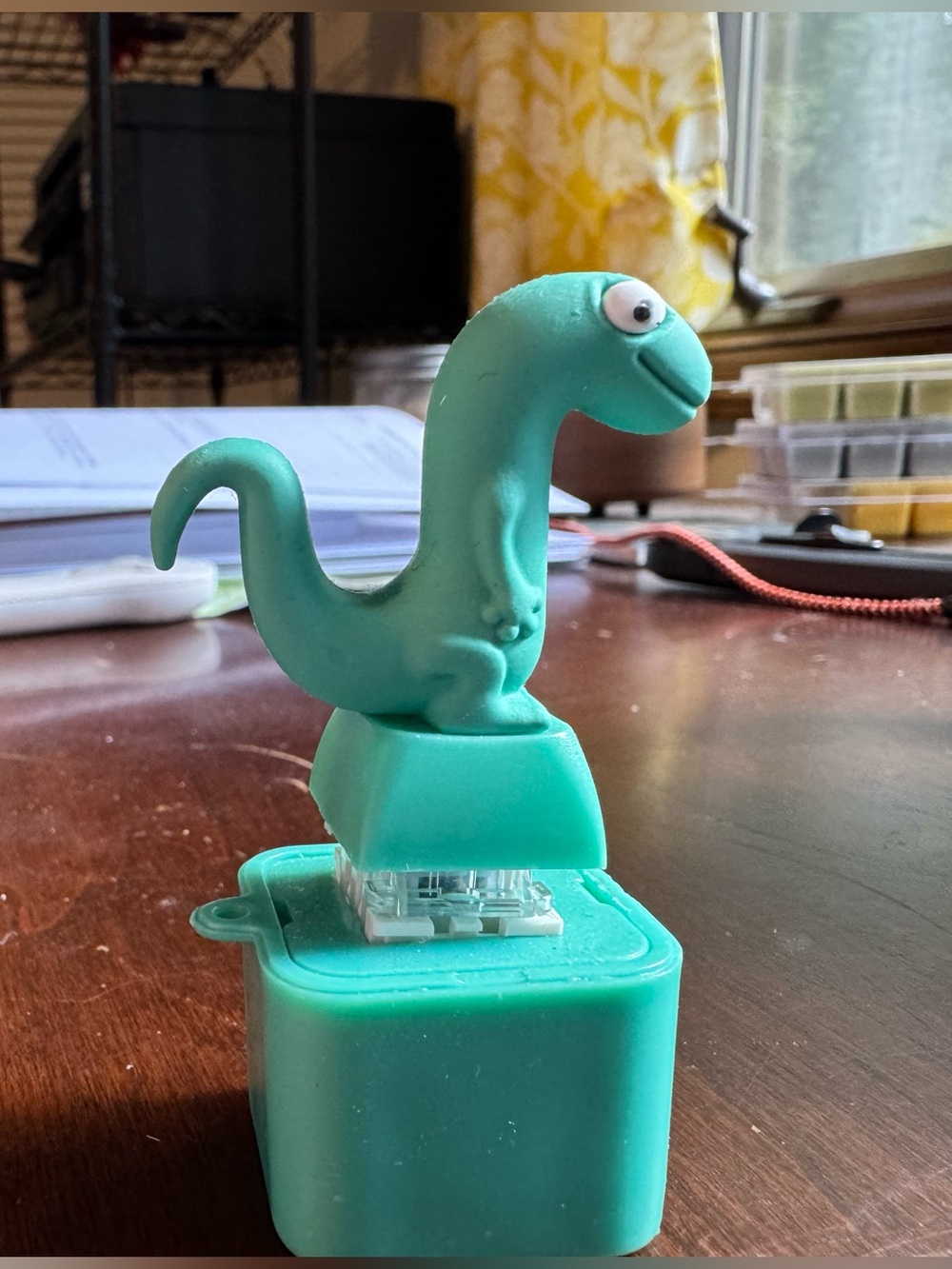 “Hoppers” Lizard button - Picture 4 of 5